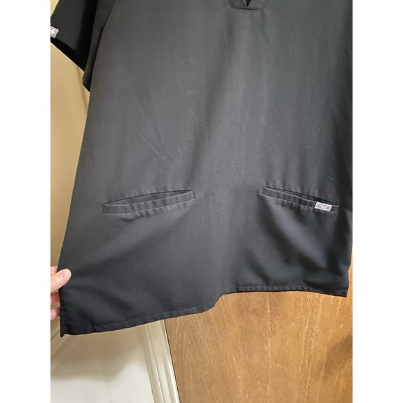 FIGS Technical Collection Casma 3 Pocket Women’s Scrub Top Black L FW1100 PO2453 - Picture 4 of 11